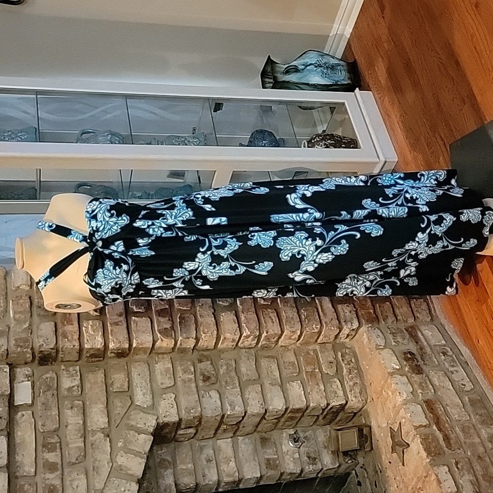 Sleeveless maxi with tie around for nexk